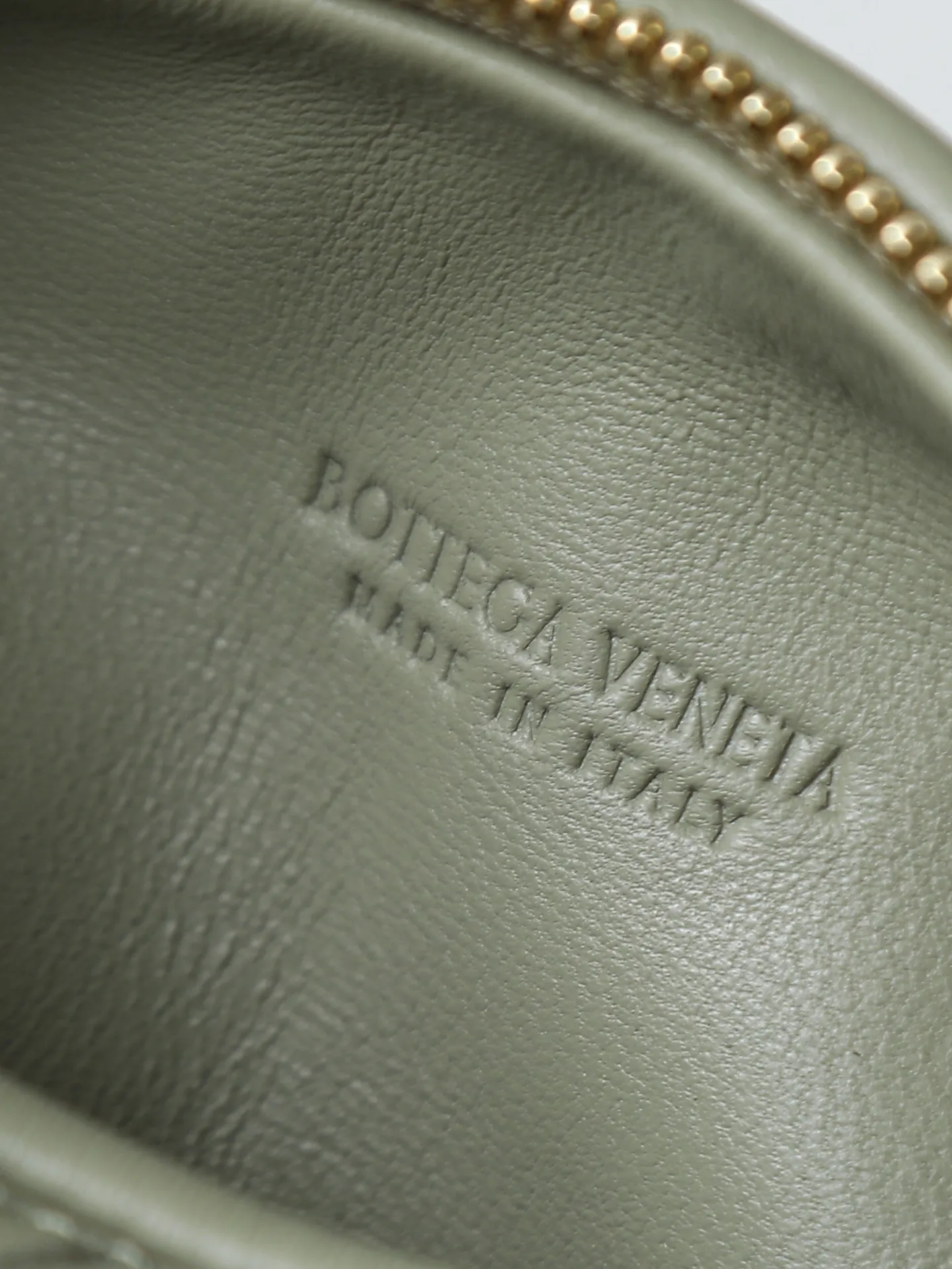 800. Bottega veneta͙.——-The latest braided and knotted hobo🔥 The top-grade lambskin leather is very soft, the bag shape is unique, practical and durable. It retains the traditional weaving elements while being a bit more flamboyant ~ Made of hand-woven sheepskin, zipper opening and closing, curved seamless structure, effortless to match. Highly recommended⚠️⚠️⚠️ The most high-end in the market🌈Welcome to compare [Factory complete package] size: 23x15x5cm.   Model: 651876
